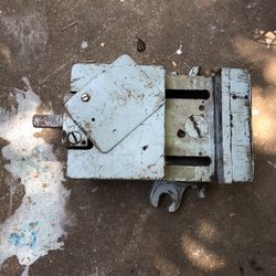 Machinists Vice Heavy Old School 46 Lbs Jaw Opening 2 And Three Quarter By 6 Inch 