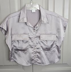 SO PRETTY😍L.I.F..E
(Love is for Eternity) Satin Blouse
Size Medium.