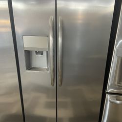 NICE SIDE BY SIDE Frigidaire REFRIGERATOR STAINLESS 📍available At roseville Appliances 