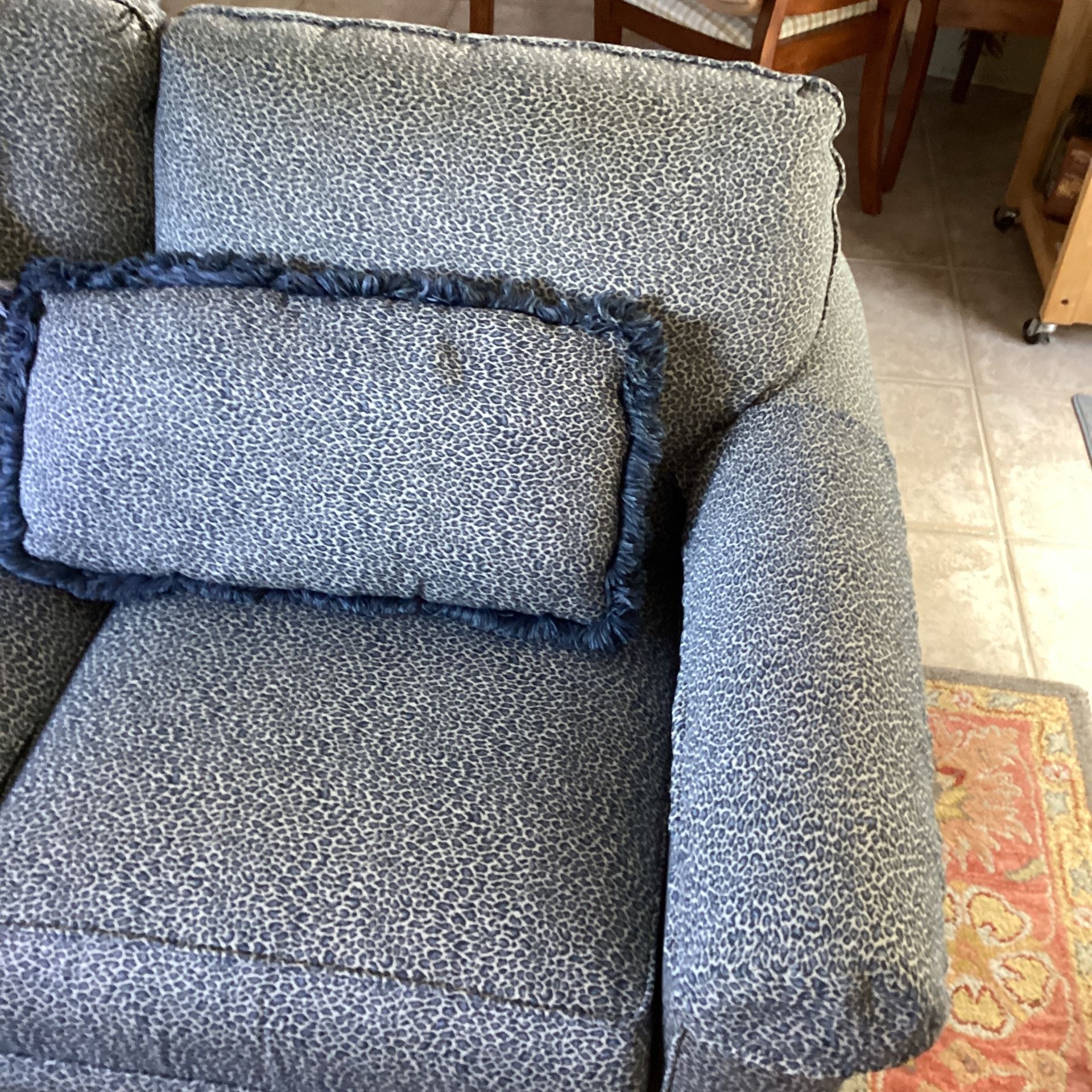 Bassett 2 Piece Sectional Sofa Very comfortable Leopard Print blue/white