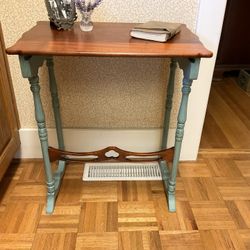 Delicate Vintage Side / End Table / Laptop Desk/  Tv Tray