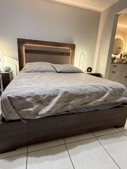 Bed (Queen)
