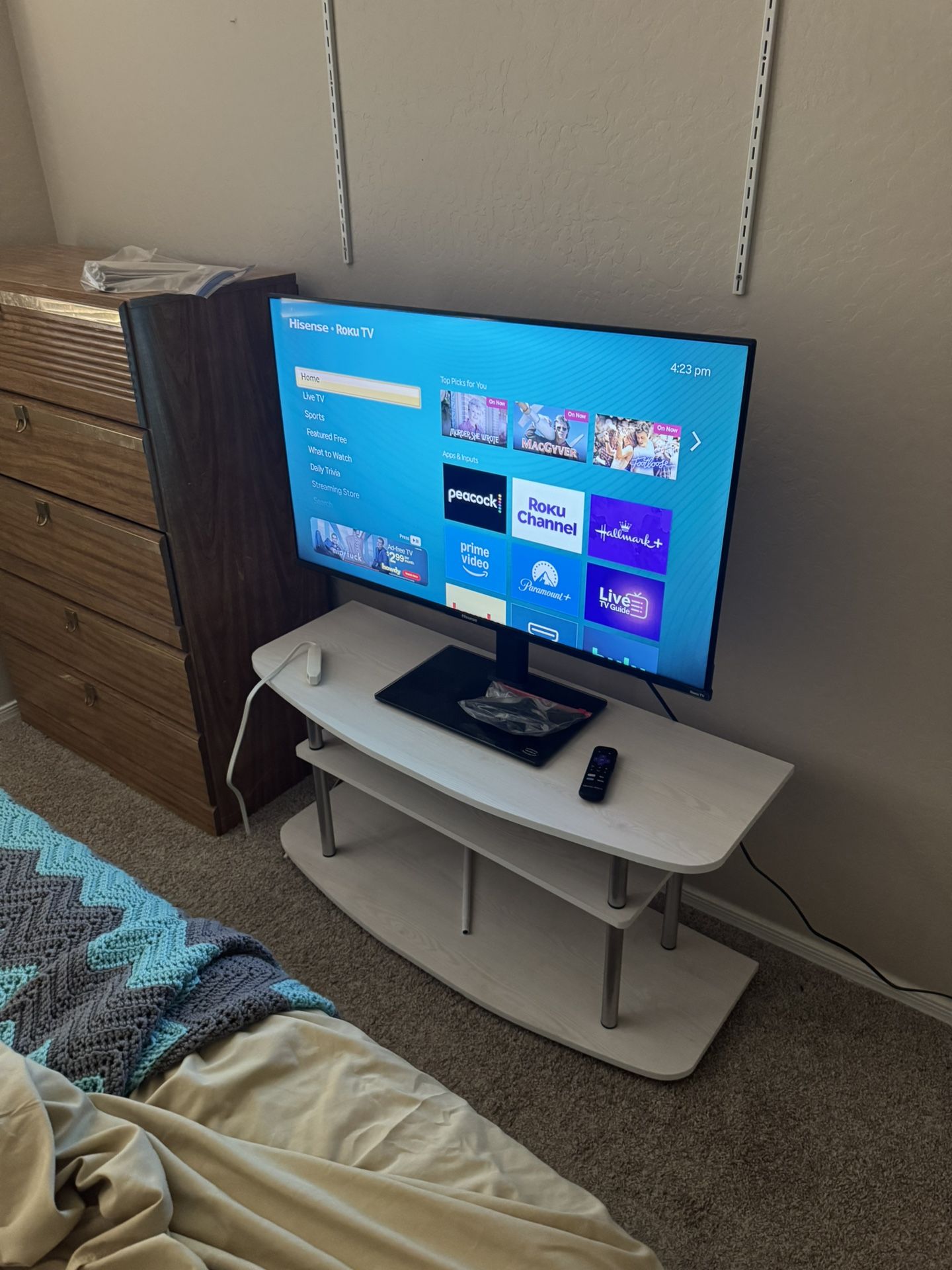 Hisense 40” Roku Smart TV + White Stand