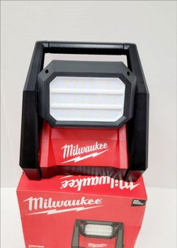 Milwaukee LED Work Light TOOL ONLY/ NO INCLUYE BATERIA