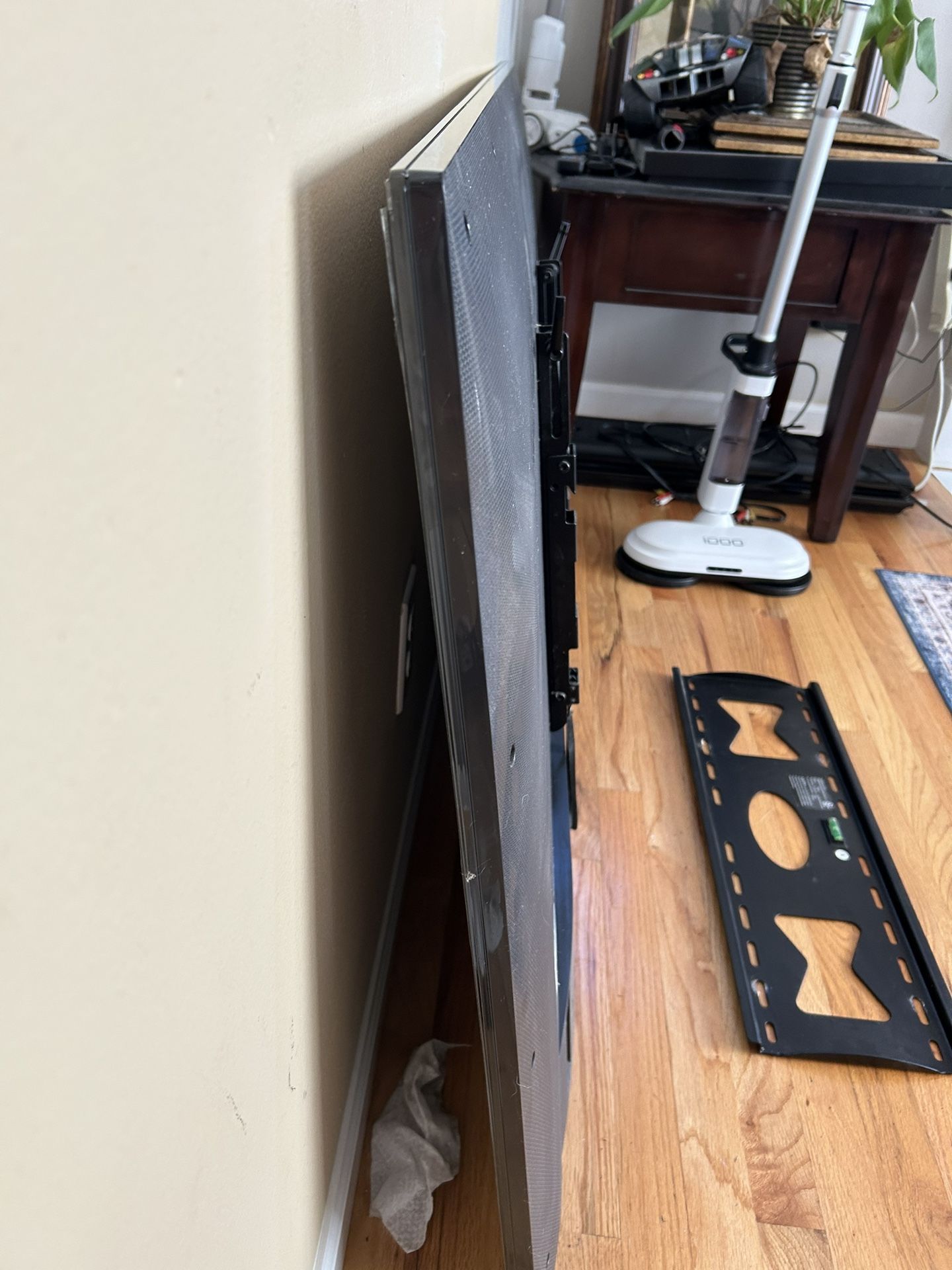 LG Tv 60” (Wall Mount Included)