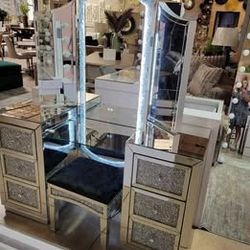 Glam Mirrored Vanity Set With LED Lights And Bluetooh