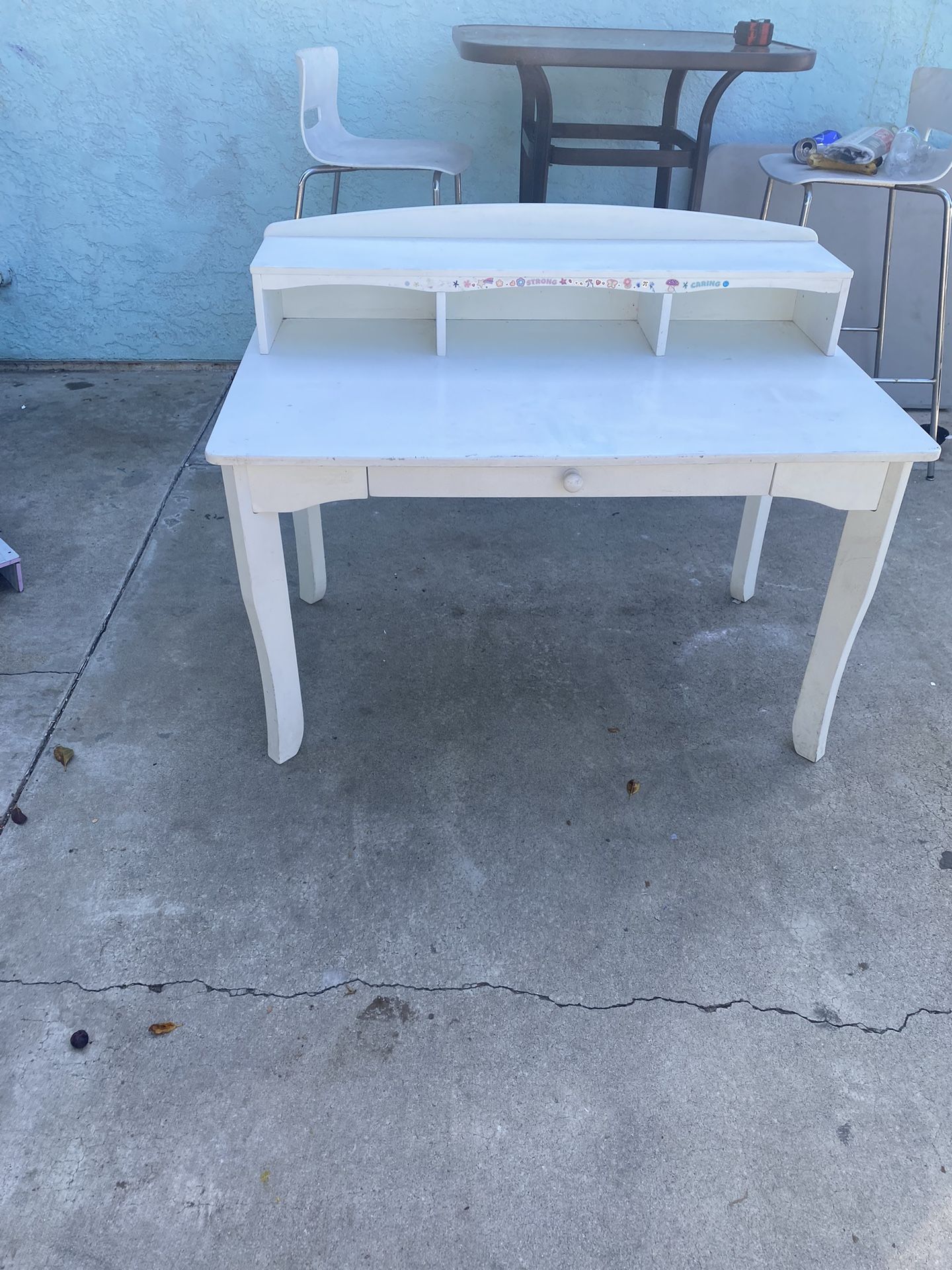 STRONG WOOD WHITE DESK KIDS  &. DOLL HOUSE