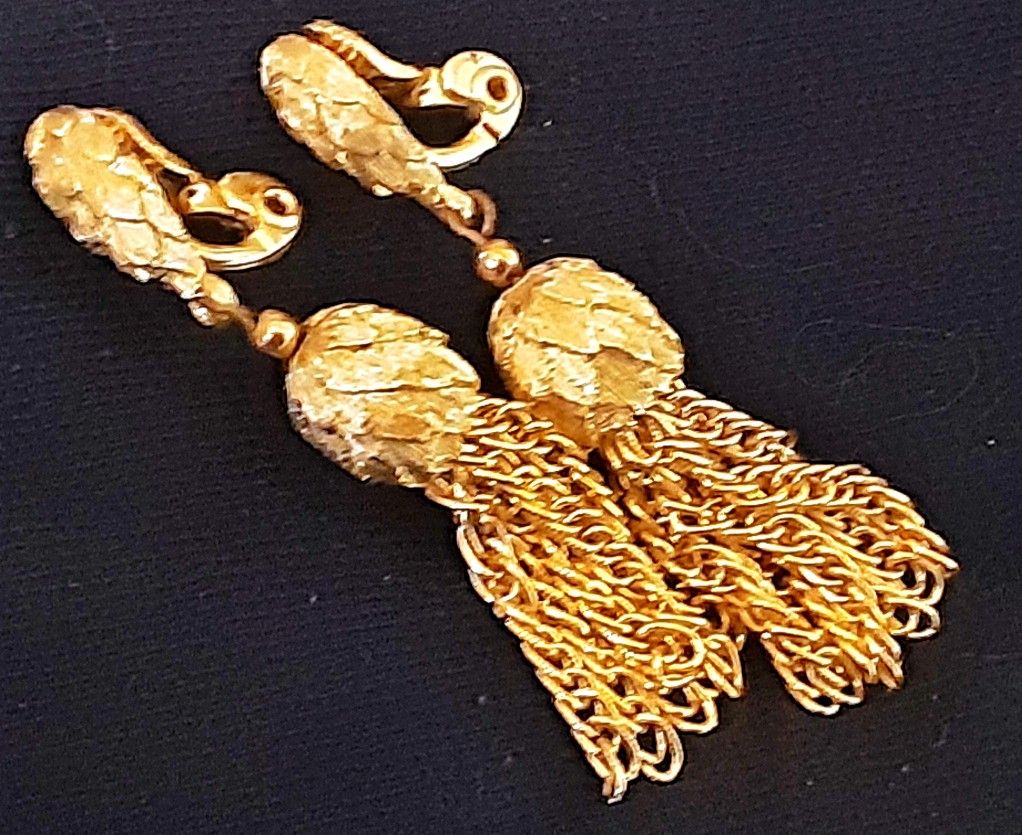 Signed MONET vintage elegant dangle earrings w goldtone finish fishscale pineapple looking designs