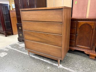 BROYHILL Vintage Mid-Century Modern Pacemaker Walnut 4-Drawer Dresser