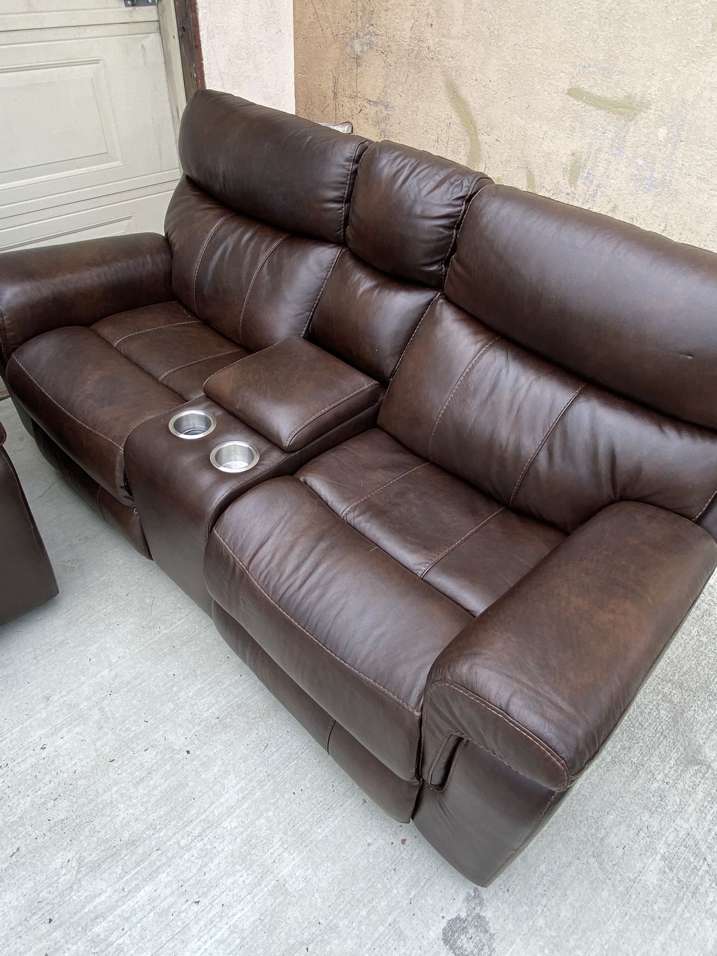Broyhill wellsley leather power recliner for Sale in Los Angeles CA OfferUp
