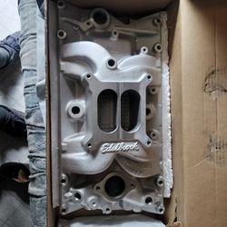 Edelbrock SBC Performer RPM intake manifold