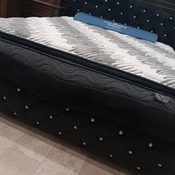 *Weekend Special*---Black Velvet Fabric Sophisticated King Beds---Now $299---Delivery Available👏
