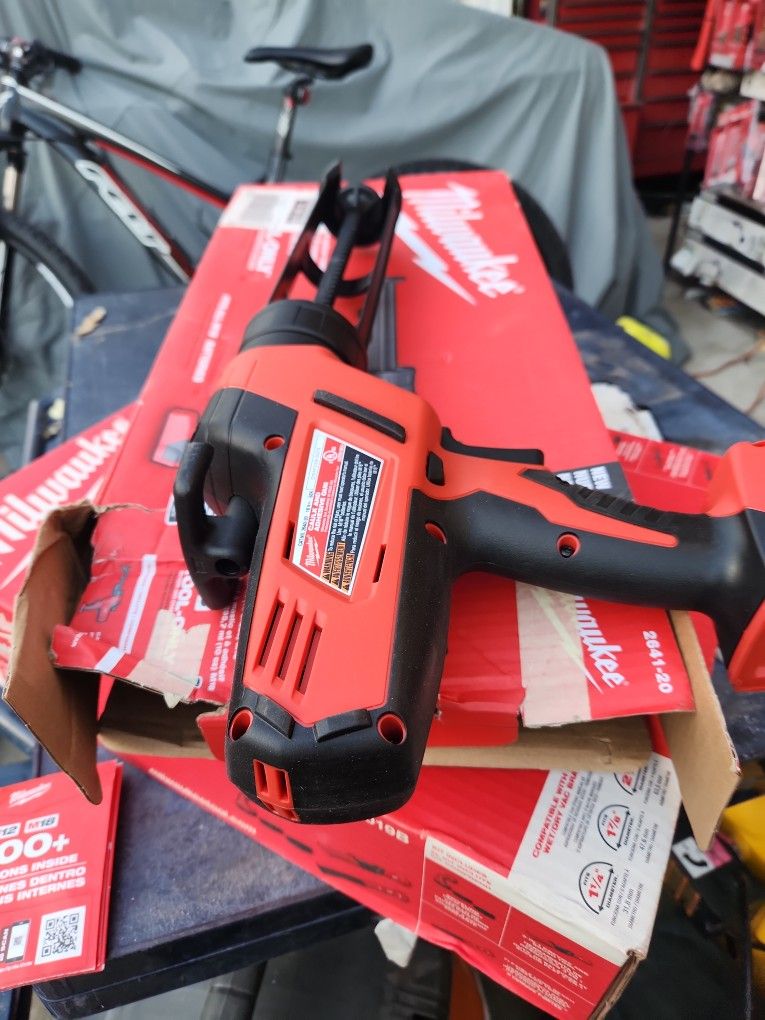 Milwaukee M18 18V LithiumIon Cordless 10 oz. Caulk and Adhesive Gun (ToolOnly) STORE PRICE