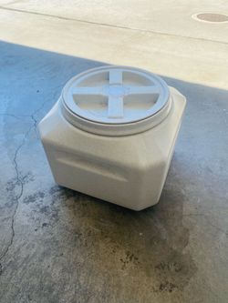 Dog food container small 15 lbs