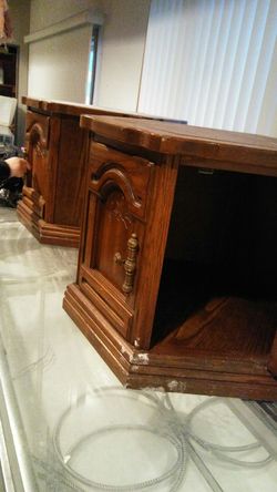 Set of 2 end tables