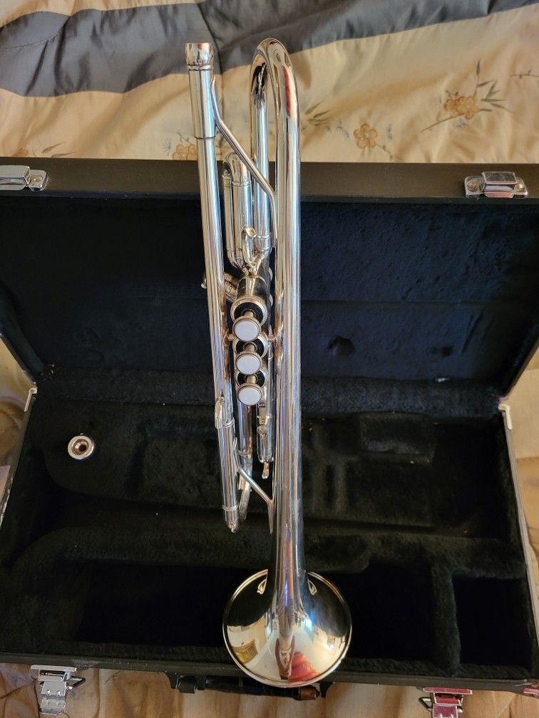Beautiful Yamaha YTR2330 Silver Trumpet
