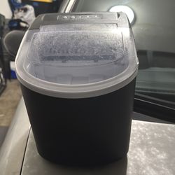 Ice Maker small to medium size
