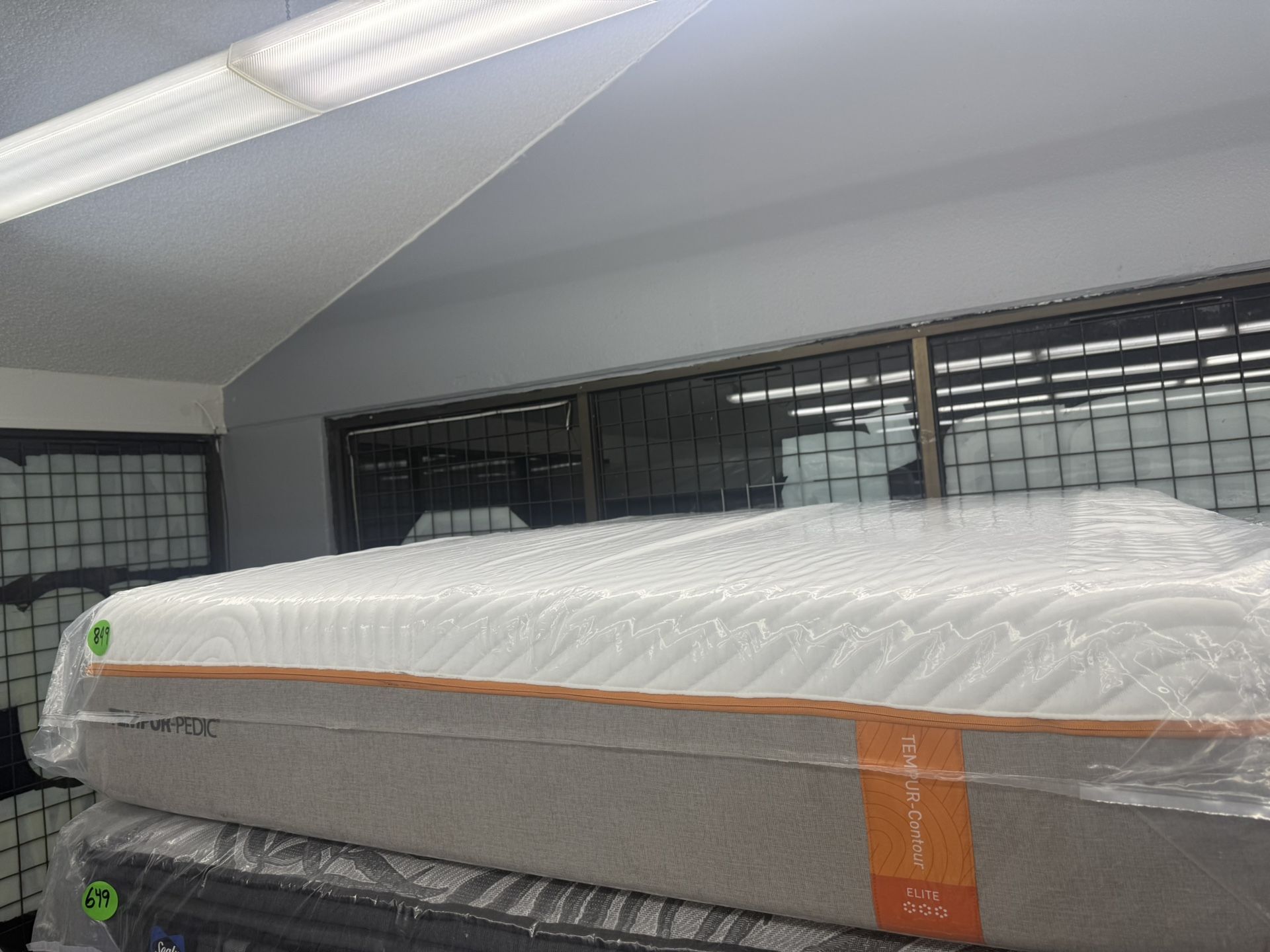 QUEEN SIZE TEMPURPEDIC CONTOUR ELITE MATTRESS & BOX SPRING BED SET