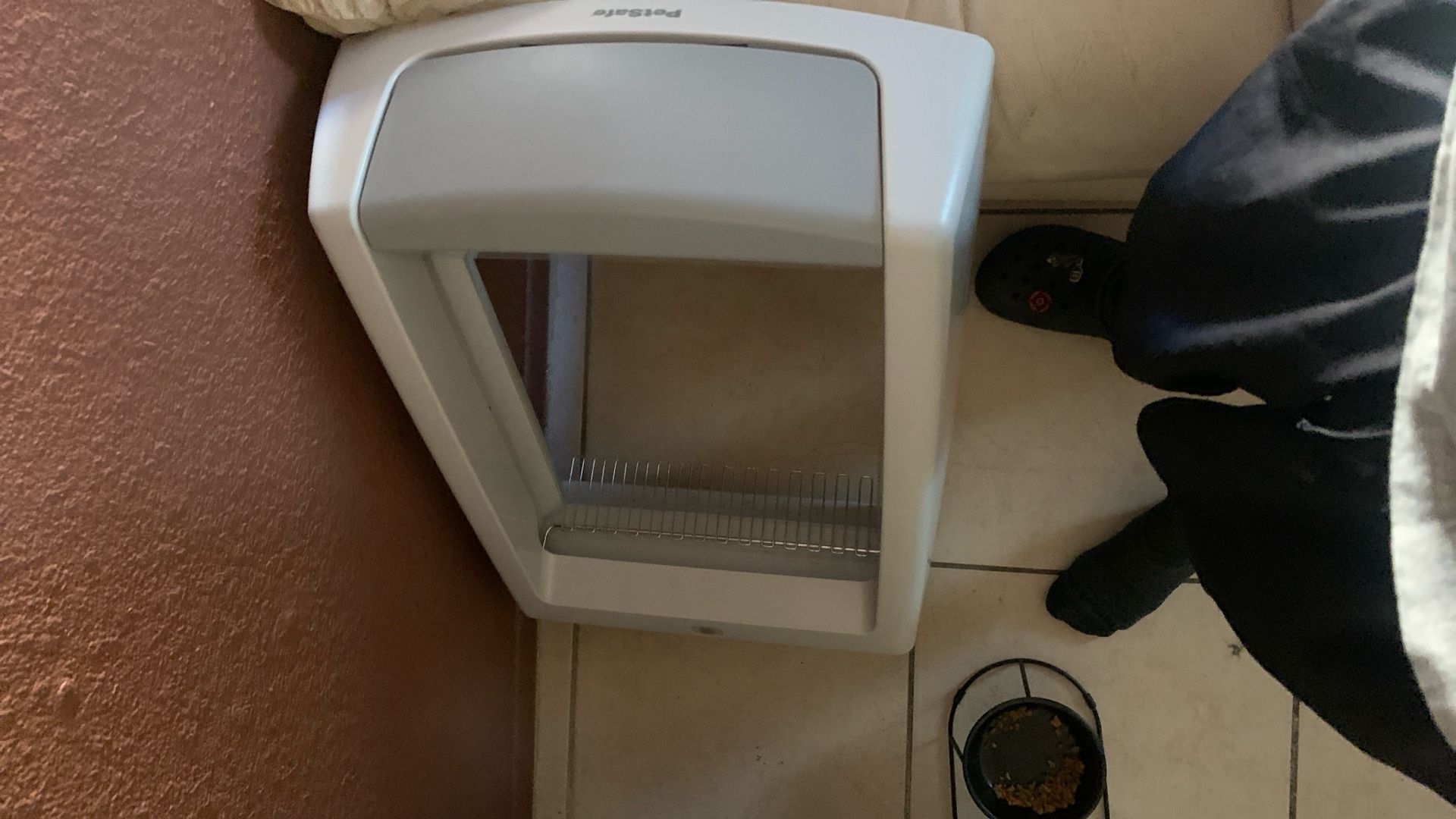 Self cleaning cat tray