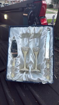 Wedding cake and wine glass set