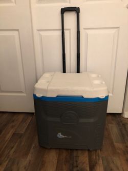 Large cooler with wheels