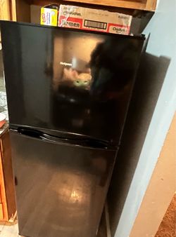 Black Hotpoint refrigerator