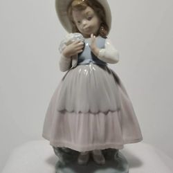 Nao by Lladro figurine -Vintage - 1982 Girl With Flowers - Made in Spain