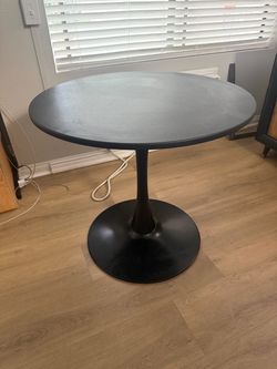 saarinen style table jet 36” diameter