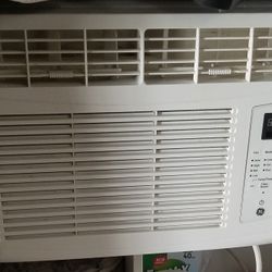 GE 5,000 Btu Air Conditioner. Room Size 
