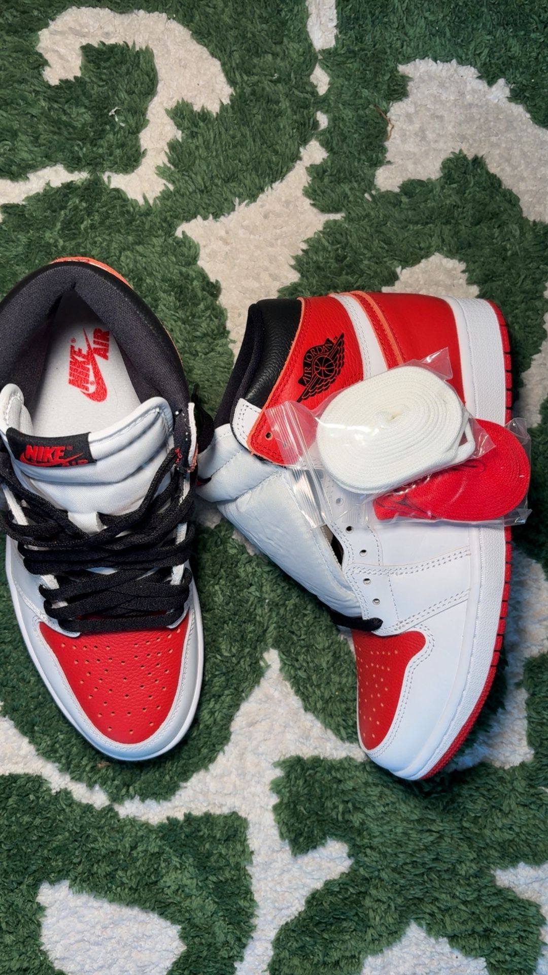 DS (Never Worn) Air Jordan 1 Retro High OG Heritage 8.5M ( No Box )