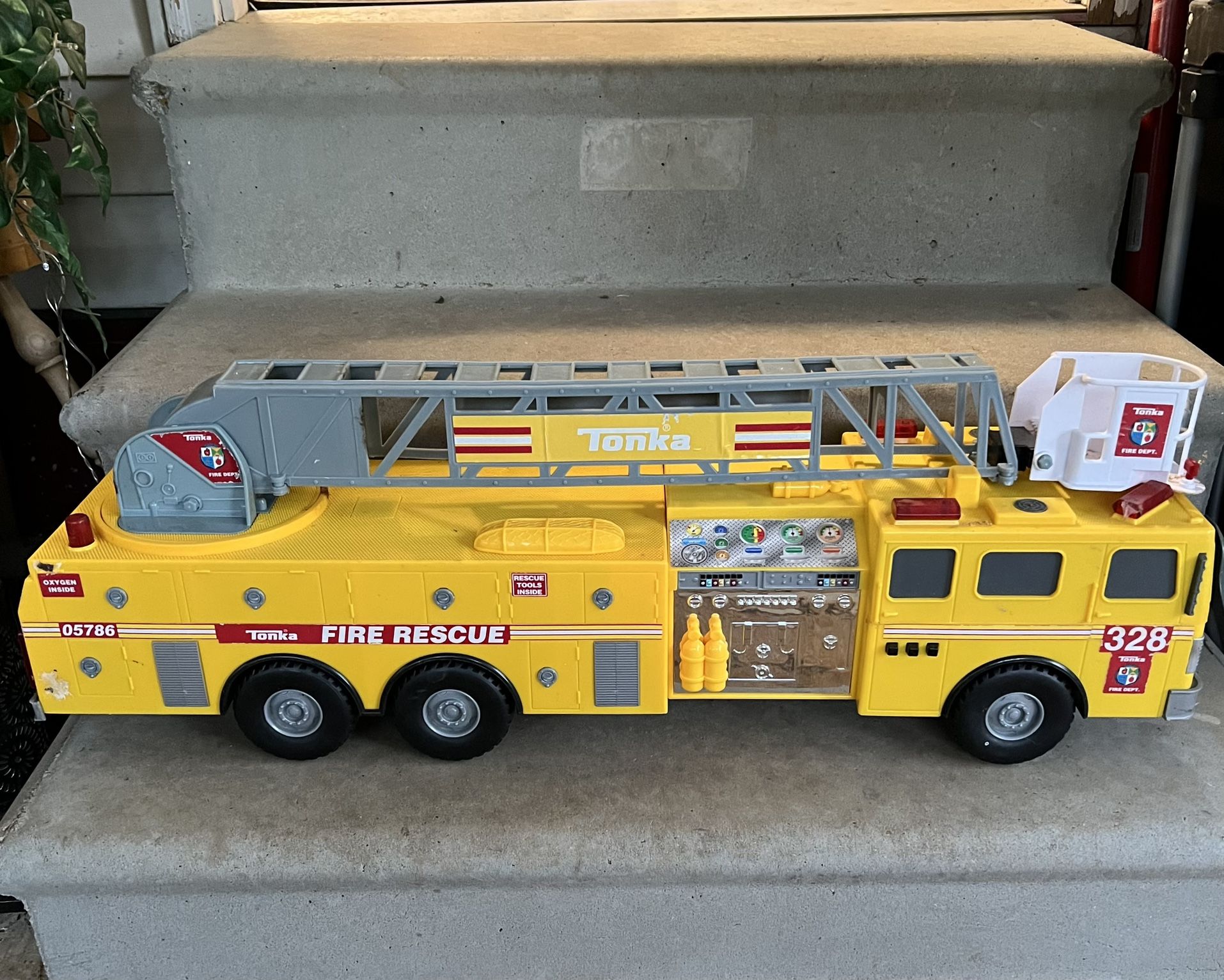 2011 HASBRO 31" TONKA FIRE RESCUE TRUCK YELLOW RED 05786 328 SOUNDS LIGHT #06730