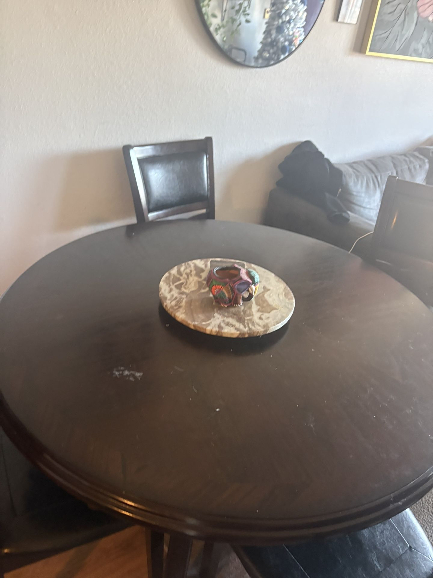 Round dining table