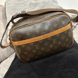 Louis Vuitton Monogram Reporter  