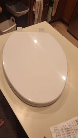 Toilet Seat: KOHLER "NEW"