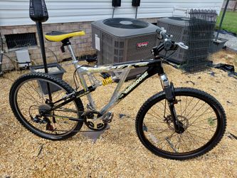 High-end Mongoose XR200 Aluminum Mountain bike 26 Inch 21 speed Excellent Condition