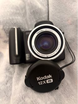 Kodak EasyShare P850 Camera Bundle - 2 Batteries, Chargers, Tripod, Case
