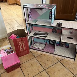 Doll House And Accessories 