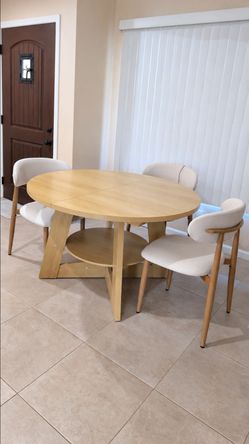 Round Wood Extendable Dining Table (table only)