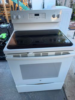 Range GE White Electric Range with Glass Cooktop