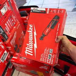 Milwaukee M12 Ratchet With Battery And Charger 