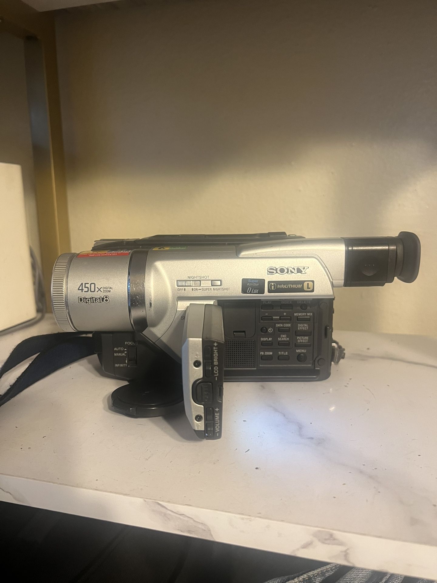 Sony Handycam DCR-TRV320 Hi8 Digital Video Camcorder