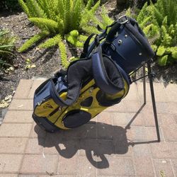 kids Dunlop golf stand bag with double shoulder strap and Club dividers .