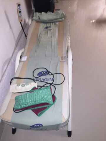 Cama para masajes y terapia