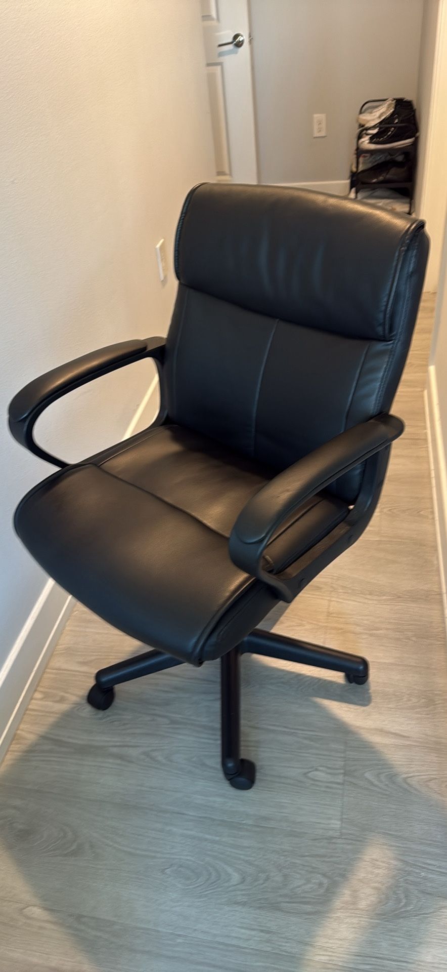 PU leather desk chair (Barely used Very good condition)