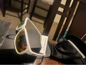 🕶️ NEW Authentic Oakley XXL Sunglasses – White Frame