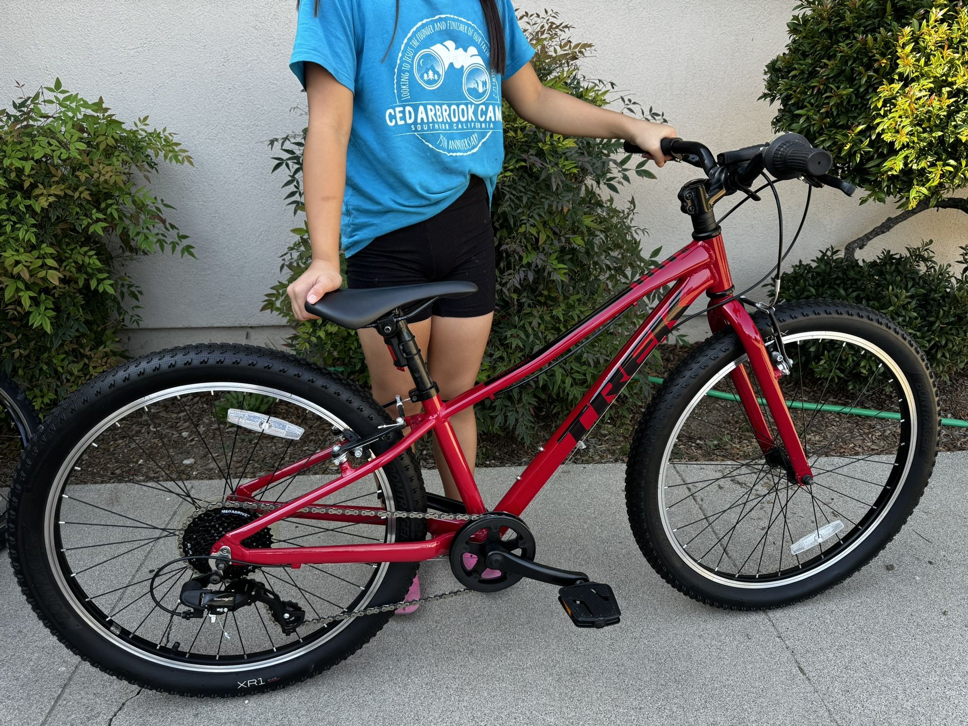 TREK CHILDREN’s Mountain Bike w accessories - excellent condition 