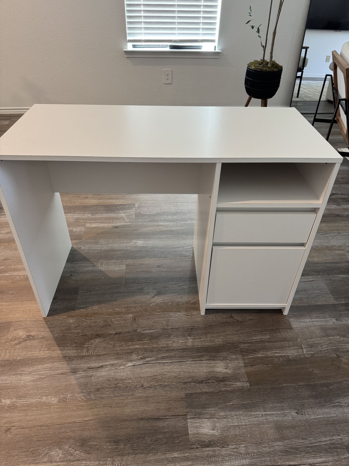 White Desk with Drawer Storage – Modern – Good Condition
