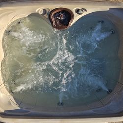 2016 Dream maker hot tub/ spa for sale