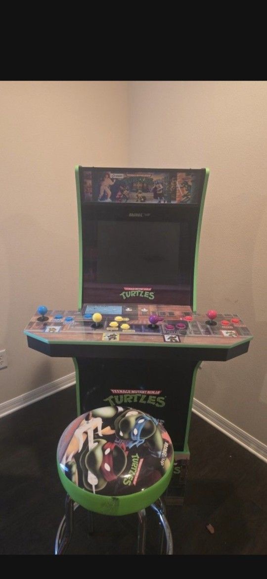 Like new condition, upgraded Lighted Top insert. 2 chairs like new, no rips.

Must pick up. 

First $300