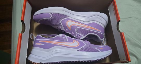 Nike Cosmic Runner' Road 
5.5Y or 7 Women